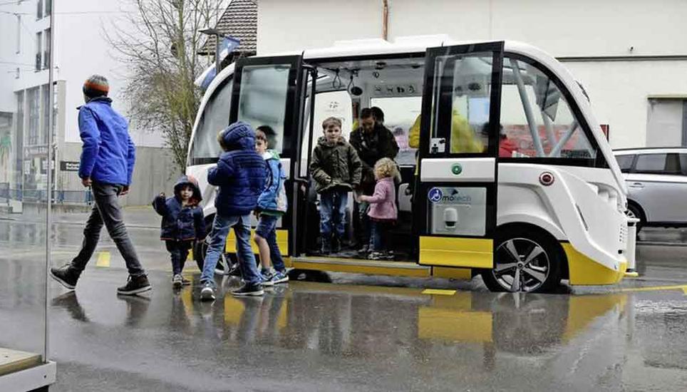 Der selbstfahrende Bus ist seit Ende März im Neuhauser Ortszentrum unterwegs. Bild: OPP