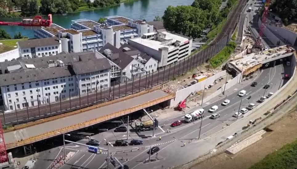 Bei der Brücke Charlottenfels (ganz rechts im Bild) wird eine Betonwand rückgebaut. Bild: Michael Kessler