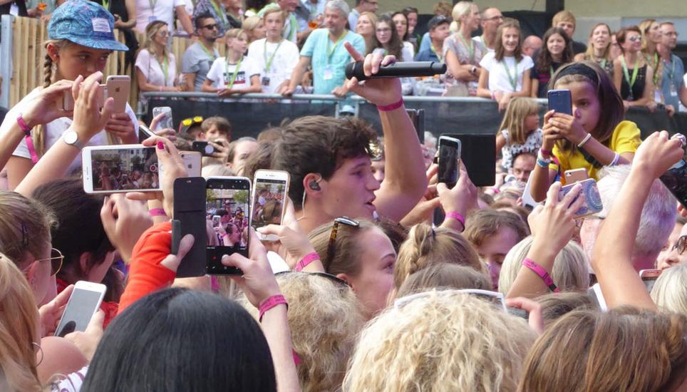 Wincent Weiss geniesst die Schaffhauser Fans sichtlich. Bild: Daniela Schwaninger
