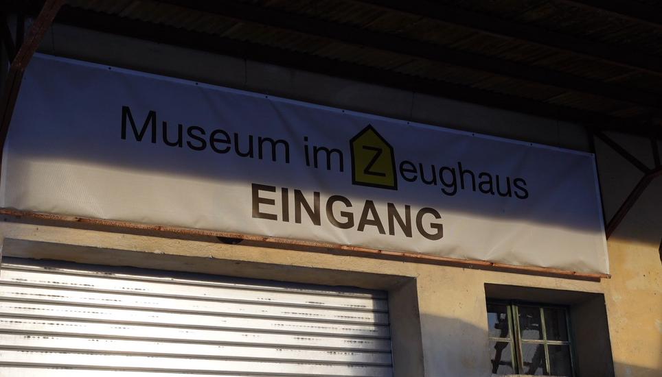 Ausserdem werden historische Artefakte aus dem Militär verkauft.