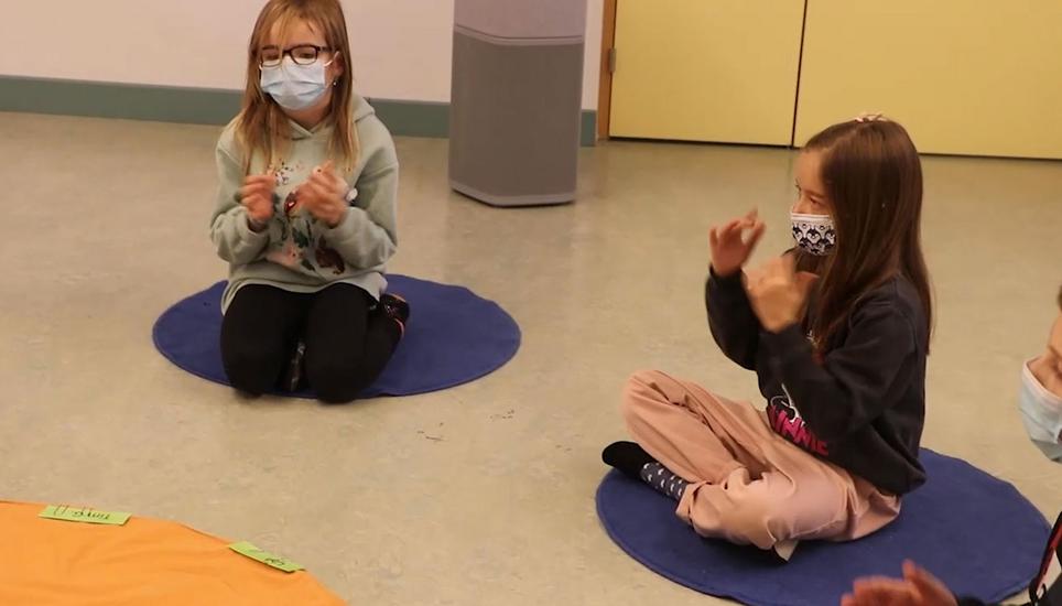 Bereits aber der Primarstufe muss im Kanton Maske getragen werden. Bild: OPP