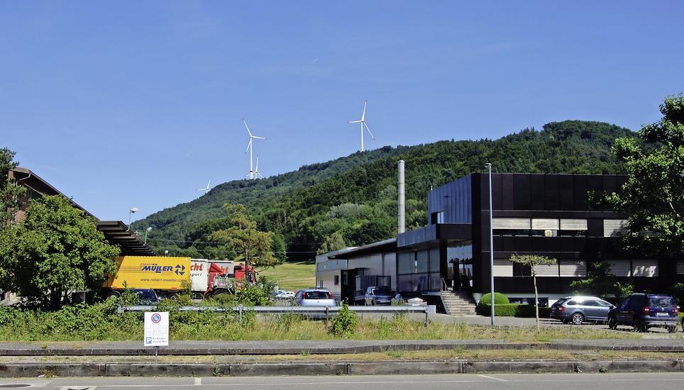 Windräder auf dem Chroobach: Dieses Szenario ist höchst umstritten. Bild: Bildmontage