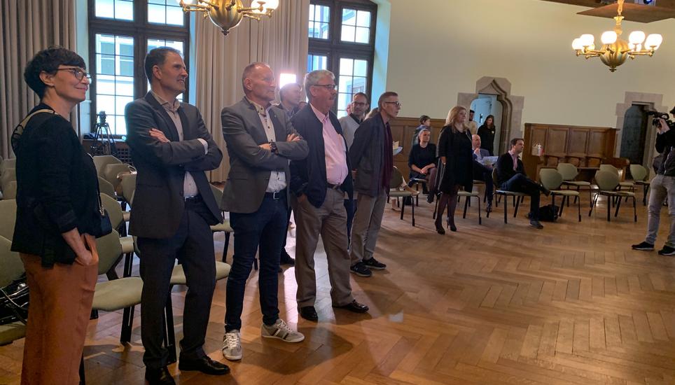 Das Warten auf das definitive Resultat geht weiter. Bild: dmu