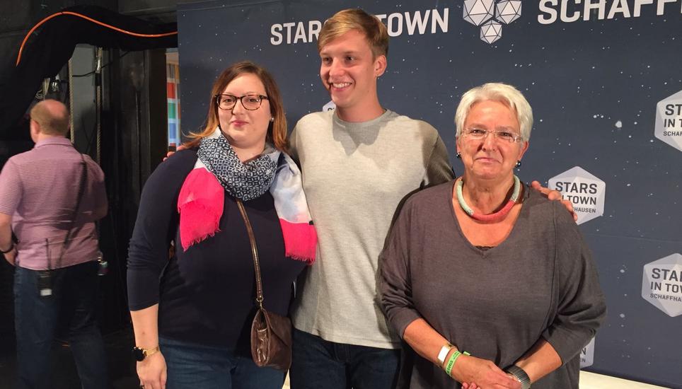 Unsere SN Plus Gewinnerinnen Susanne und Brigitte durften George Ezra hautnah erleben. Bild: Jessica Huber