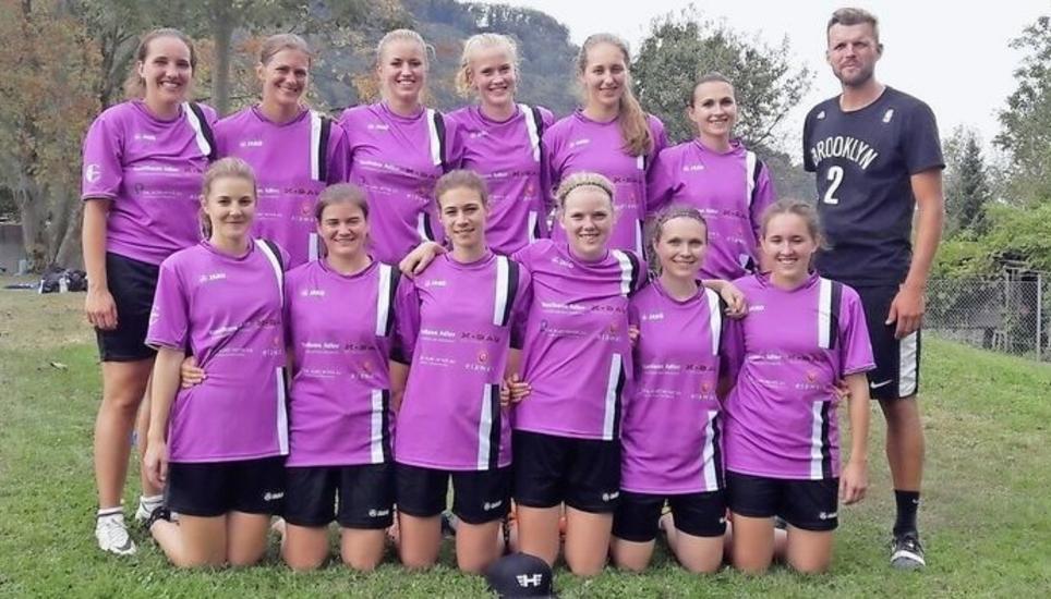 Die Buchthalerinnen schafften den Ligaerhalt in der NLB: Isabelle Kohler, Celestine Dünner, Meike Bieschke, Helen Rosenast, Laura Heinz, Fabienne Thöni, Nicolas Kuhn; Celina Braun, Susanne Dünner, Jasmin Zimmermann, Alba Blatter, Janine Thöni, Alexandra Kohler. Bild zvg/BBlatter