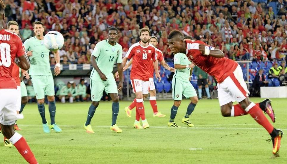 Der jüngste Spieler auf dem Platz, Breel Embolo (rechts), köpft nach einem Freistoss von Rodriguez den an Portugals Keeper abgeprallten Ball zum 1:0 ein. Bild: Key