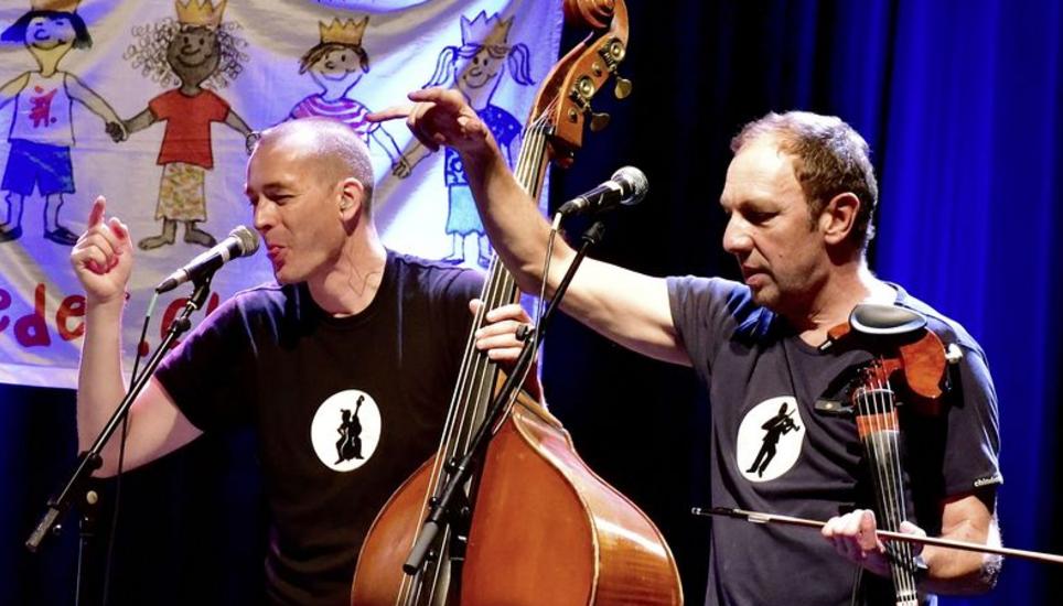 Markus Fischer und Beat Escher von Grüüveli Tüüfeli (v. l.) heizten in der Kammgarn mit rockigen Kinderliedern ein. Bild: Sabine Bierich Jups, Festival, Junge, Kammgarn,