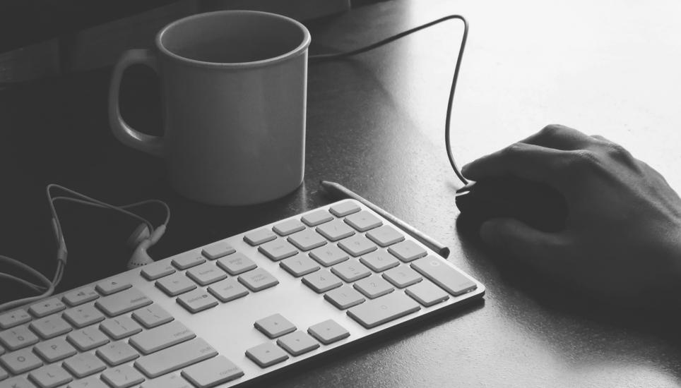 Die wichtigsten Werkzeuge eines Online-Produzenten: Computer und Kaffee. Symbolbild: Rayi Christian Wicaksono