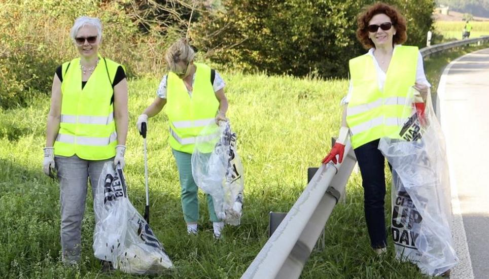 Annemarie Vögele, Fränzi Poschung und Doris Grob (von links) gaben beim fröhlichen Müllsammeln alles. Bild: Rolf Hauser Littering, Abfall, Entsorgung, Clean-Up-Day