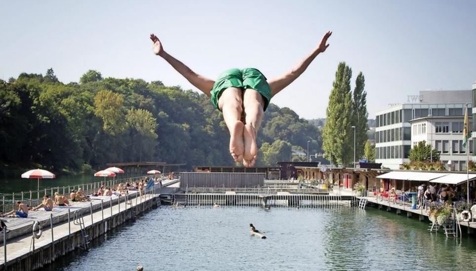 Mit einem gekonnten Sprung vom 3-Meter-Brett entflieht Branislav Ucukalo der spätsommerlichen Hitze in der Schaffhauser Rhybadi. Bild: Luisa Kehl