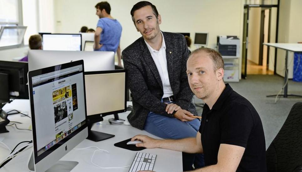 SN-Chefredaktor Robin Blanck (l.) und Philipp Honegger, Projektleiter «shn.ch», präsentieren die neue Website der «Schaffhauser Nachrichten», auf der in Zukunft alle Inhalte des Medienhauses Meier zusammengeführt werden. Bild: Selwyn Hoffmann
