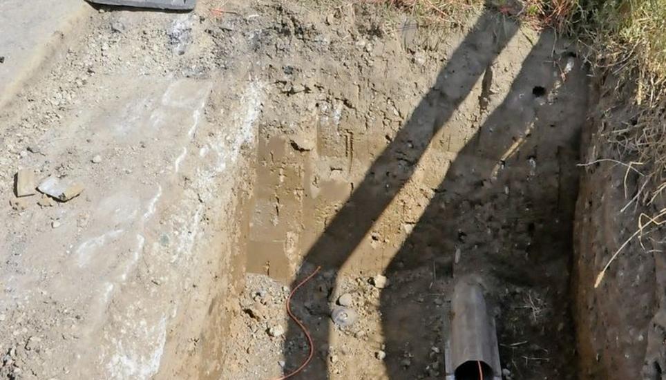 So sehen derzeit viele Gruben um Trüllikon aus. Die Rohre mussten teilweise mit dem Trennschneider zerschnitten werden, um die Glasfaserkabel zu ersetzen.Bilder Mark Gasser