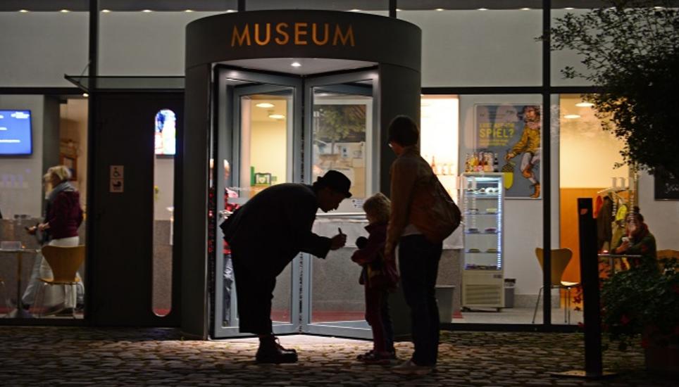 Clown Shorty vor dem Museumseingang. Bild: Selwyn Hoffmann Museumsnacht
