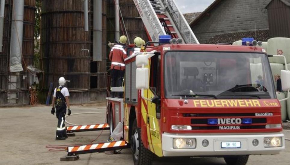 Mit Drehleiter und Rettungswanne wurde eine «verletzte» Person auf spektakuläre Weise aus einem hohen Futtersilo geborgen. Bild: Thomas Güntert