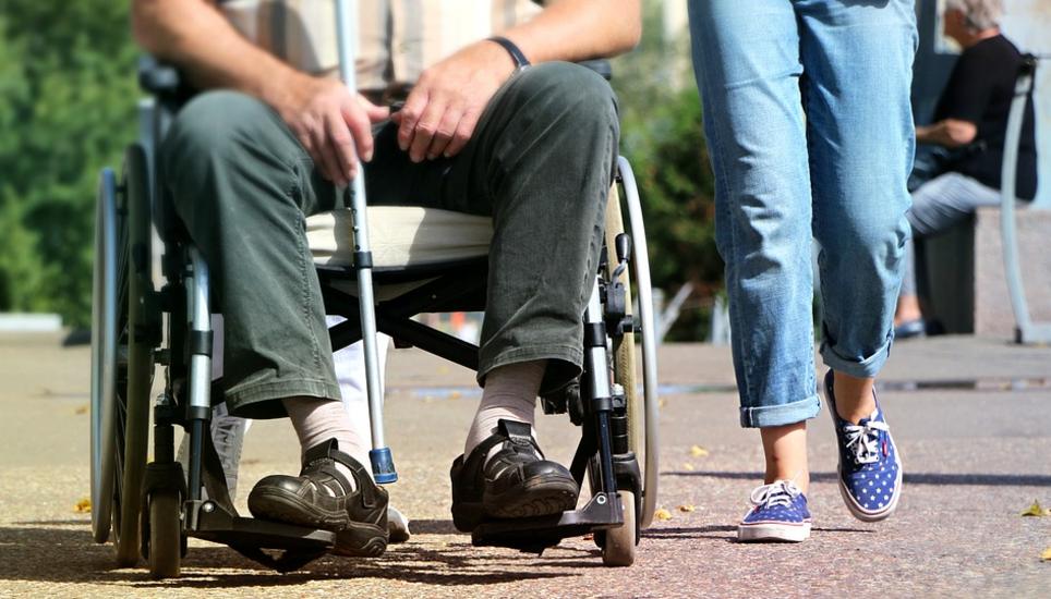 Rollstuhlfahrer sollen bald mit weniger Widerstand durch die Stadt rollen können. Symbolbild: Pixabay