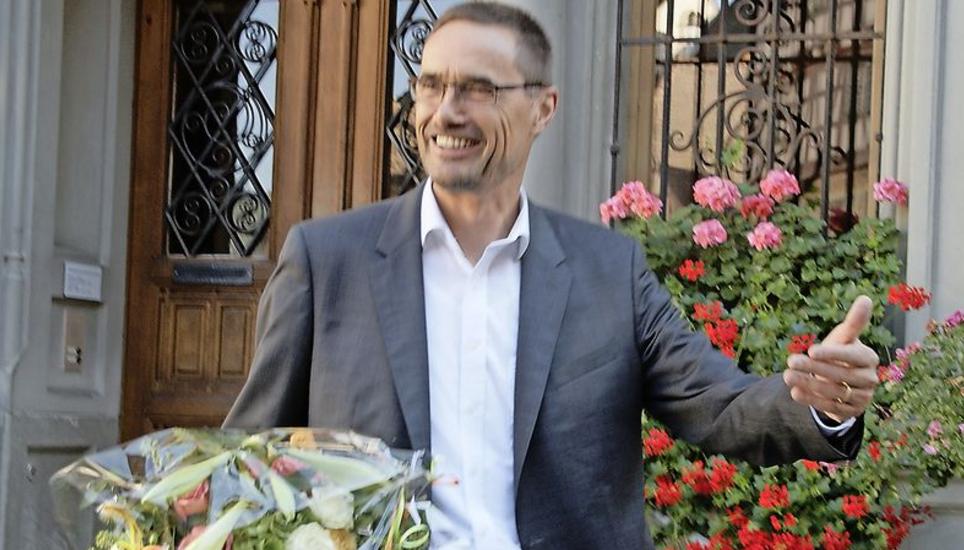 Sönke Bandixen verlässt am Sonntag nach dem zweiten Wahlgang als strahlender Sieger das Rathaus von Stein am Rhein. Der politische Quereinsteiger und Neuling setzte sich gegen den Konkurrenten, Stadtrat Ueli Böhni, durch. Bild: Alfred Wüger