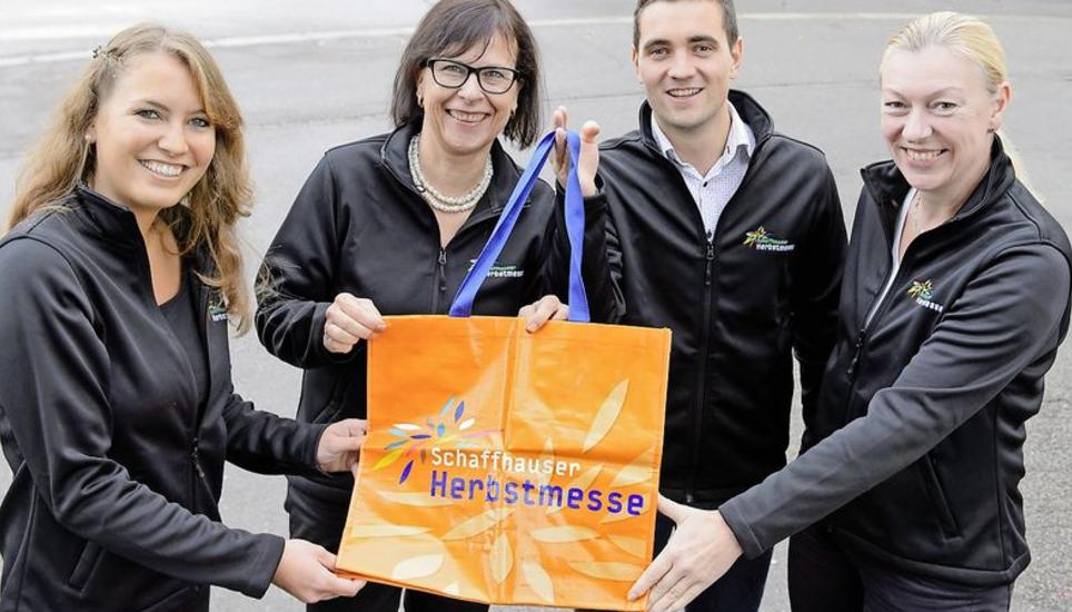 Das Herbstmesseteam um Michaela Hauser, Karin Spörli, Heini Meier und Diane Kiesewetter mit der neuen Herbstmessetasche. Bild: Selwyn Hoffmann