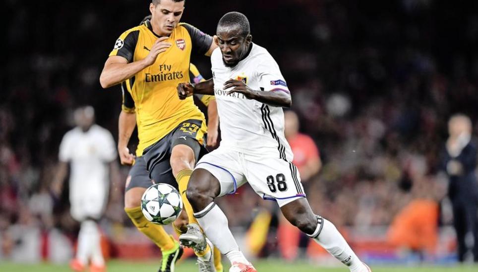 Arsenals Granit Xhaka (links) im Zweikampf gegen Basels Seydou Doumbia. Bild: Key