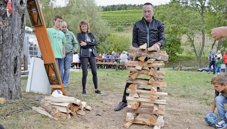 Hans Feuerbacher aus Freudenstadt erwies sich bei der Altdorfer Chilbi als Meister im Holzstapeln. Bild: Thomas Güntert
