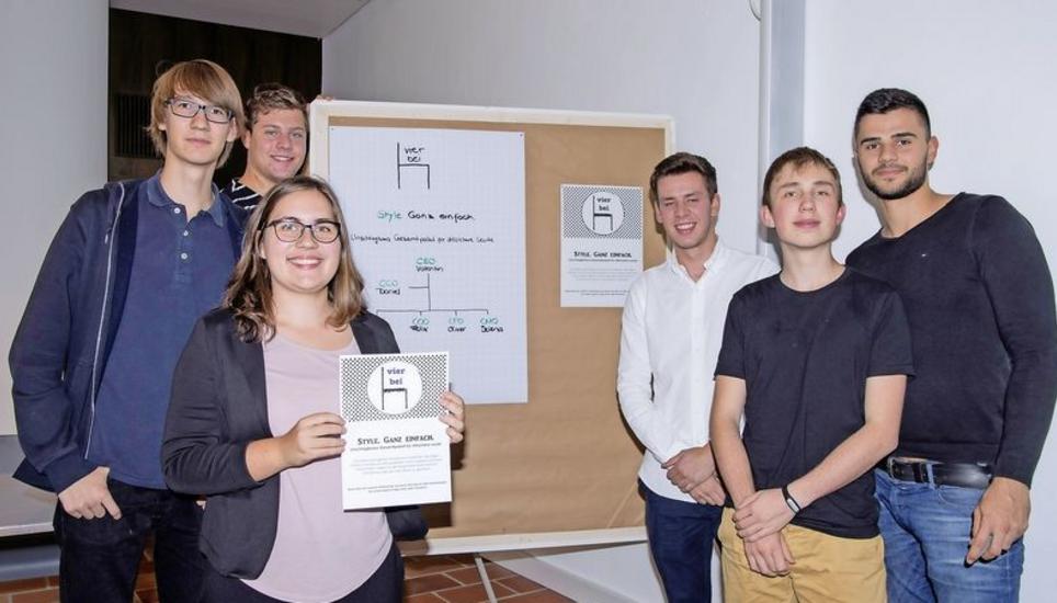 Während der Wirtschaftswoche wurden den Teilnehmern Grundbegriffe der Wirtschaft beigebracht. Im Bild die Führungsriege der Firma «Vierbei». Bild: Jeannette Vogel