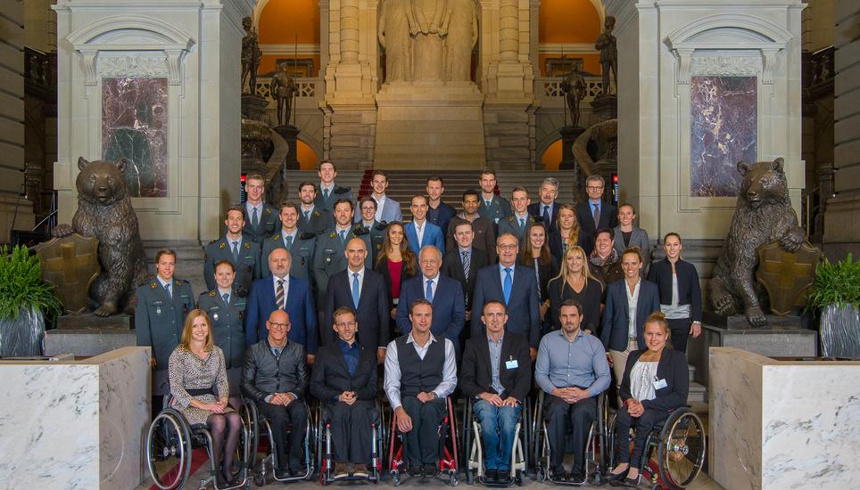 Die Bundesräte stellten sich mit den erfolgreichen Athleten zum Gruppenbild auf.