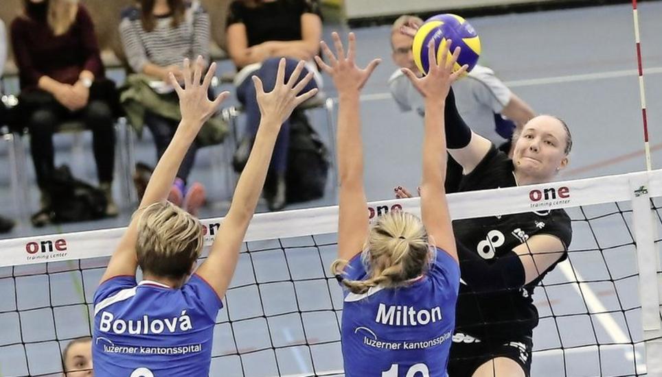 Mit vollem Einsatz: Die beste Kantispielerin in Luzern, Chrissi Quade (Nr. 8), spielt gegen den gegnerischen Block. Bild: W. Schläpfer
