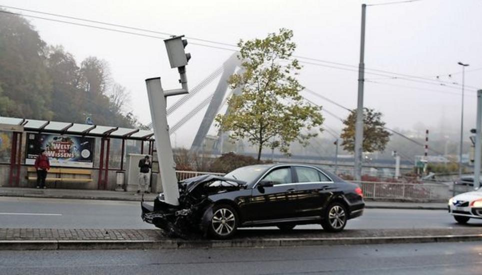 Schräger Wochenanfang: Der Weg zur Arbeit endete am Mast eines stationären Radarmessgeräts. Bild: SHPOL