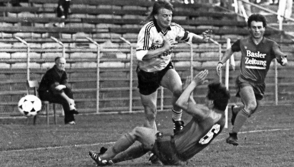 Das bleibt in Erinnerung: Uwe Dreher (Mitte), Offensivkraft, Leader und Captain des FC Schaffhausen Anfang der 90er-Jahre gegen den FC Basel. Dreher verstarb überraschend mit 56 Jahren. Bilder: Bruno + Eric Bührer