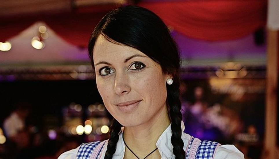 Zum Arbeiten ist Simone Christinat das erste Mal an der Herbstmesse. Sie wird Bier zapfen und Kaffee ausschenken. Sie möchte, dass die Leute im Messerestaurant tanzen, lachen, essen und ein wenig den Alltag vergessen.