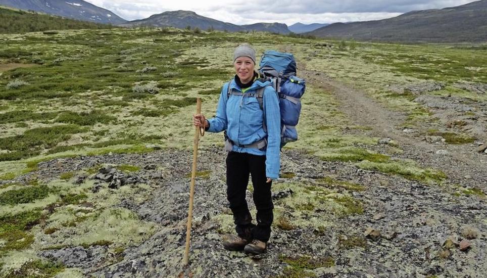 Melissa Tempini auf dem Dovrefjäll, einer weiten Hochebene, die auf dem Pilgerweg von Hamar nach Trondheim in fünf Tagen überquert wird.Bild zvg