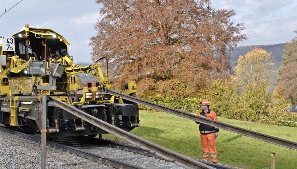 Bei Glarisegg greift eine Spezialmaschine die alten Schienen auf. Die neuen Schienen sind bereits fest auf den Schwellen und dem Schotterbett montiert.Bild: Margrith Pfister-Kübler
