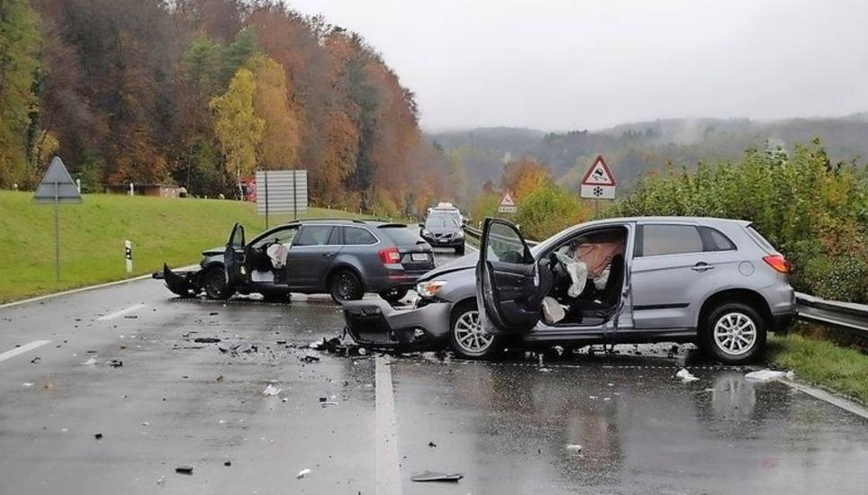 Nach der schweren Frontalkollision zwischen zwei Autos auf der J15, welche zwei Verletzte forderte, sucht die Polizei nun Zeugen. Bild SHpol
