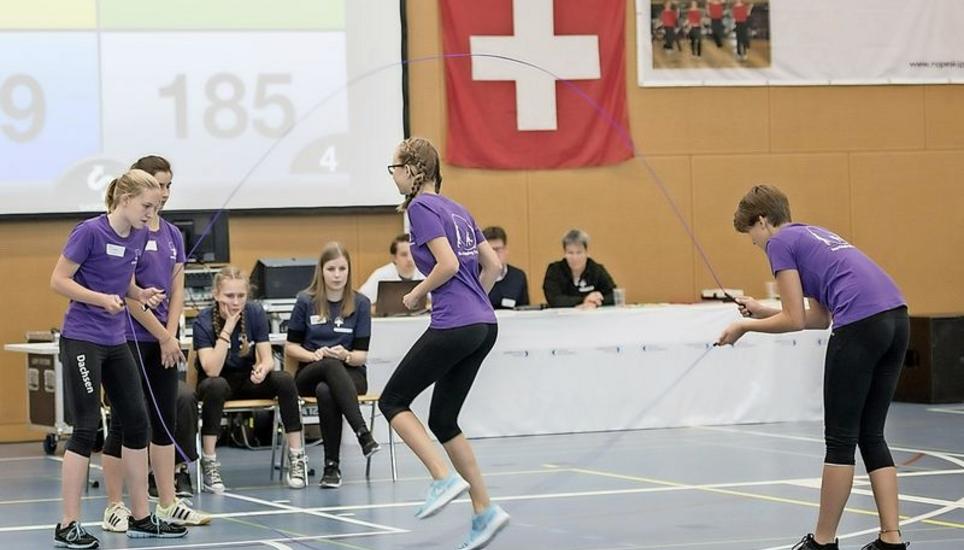 Die Teams aus Dachsen hatten bei der Team-SM im Rope Skipping in der Sporthalle Andelfingen das Springseil gut unter Kontrolle. Bild: Irene Brühlmeier