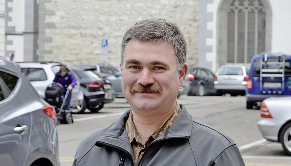 CVP-Kandidat Roland Hauser auf dem Kirchhofplatz: «Für das Gewerbe sind diese zentralen Parkplätze sehr wichtig.» Bild: Daniel Jung