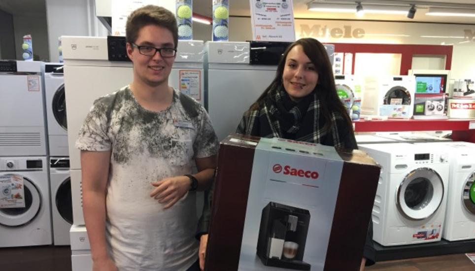 Melinda Buff, glückliche Gewinnerin einer Kaffeemaschine mit Marc Leinsmer, Lehrling bei der Iseli + Albrecht AG