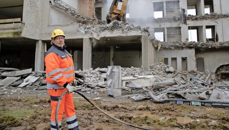 Polier Elmar Jäger überwacht die Abbrucharbeiten des früheren Altersheims Kohlfirst in Feuerthalen. «Das ist für uns eine schöne Arbeit», sagt der Polier, der schon 40 Jahre im Geschäft ist. Bild: Alfred Wüger