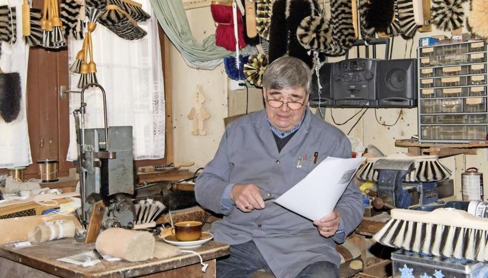 Arthur Scheffmacher in seiner Werkstatt im ersten Stock des Hauses an der Münstergasse in Schaffhausen, wo er seit 42 Jahren Bürsten herstellt. Bild: Jeannette Vogel