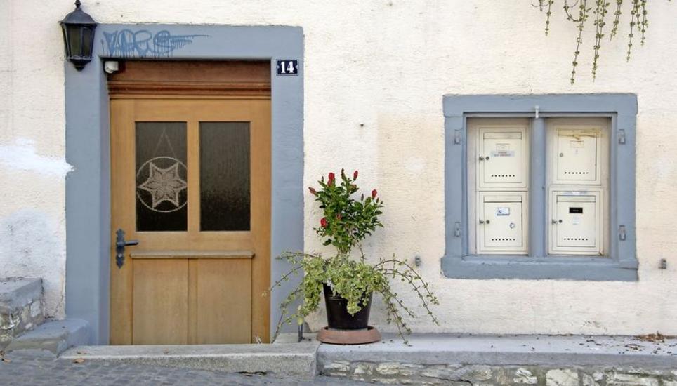 Wohnen in der Stadt oder auf dem Lande, beides hat seinen Reiz. Symbolbild: Jeannette Vogel