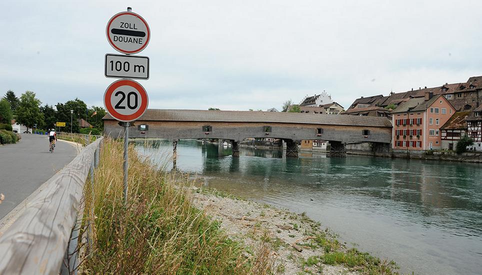 Bis auf Weiteres hat die Gemeinde Gailingen das Baden im Rhein untersagt. Archivbild: Selwyn Hoffmann