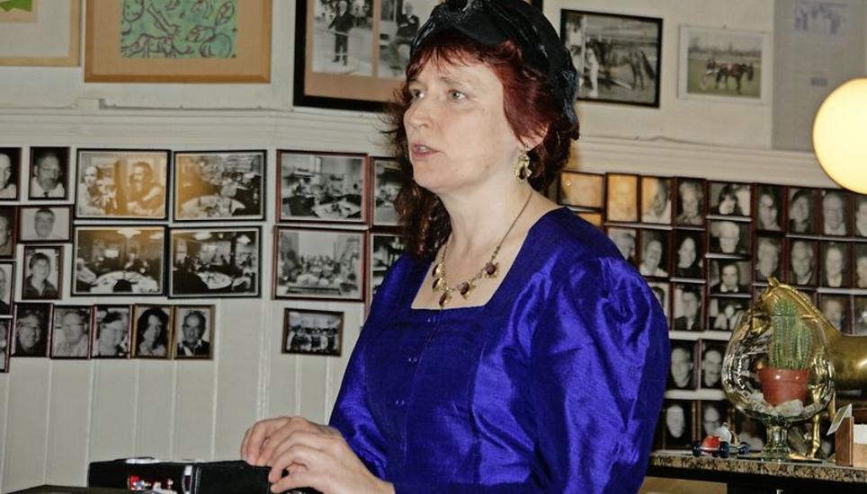 Yvonn Scherrer las im Rahmen der Schaffhauser Buchwoche mithilfe eines Computers mit Leseleiste zum Abtasten von Blindenschrift. Bild: Alfred Wüger