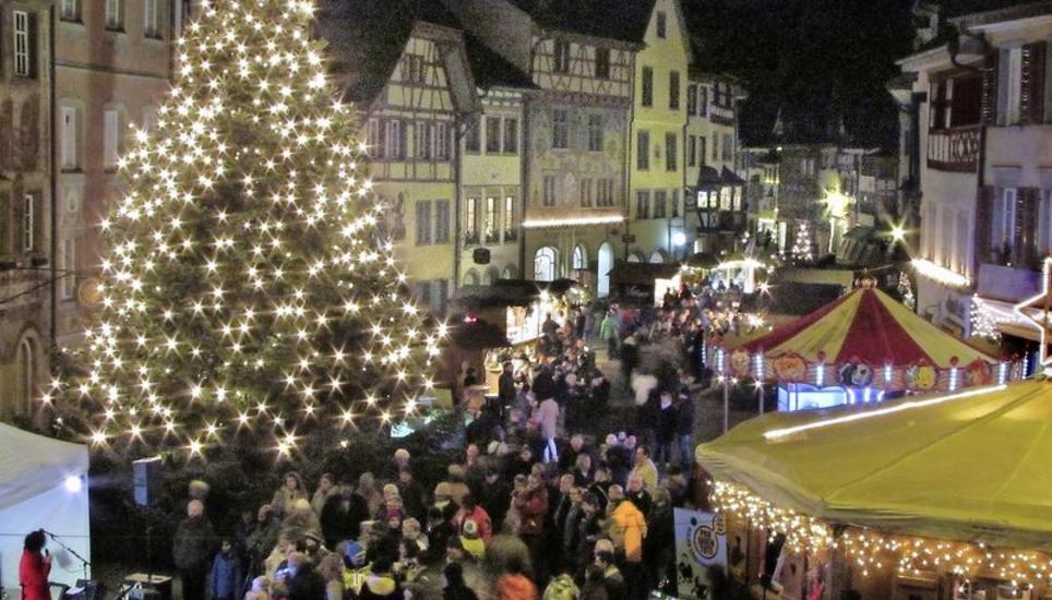 Pünktlich um 18 Uhr wurde gestern Abend die Märlistadt Stein mit viel Publikum eröffnet. Bild: Ernst Hunkeler
