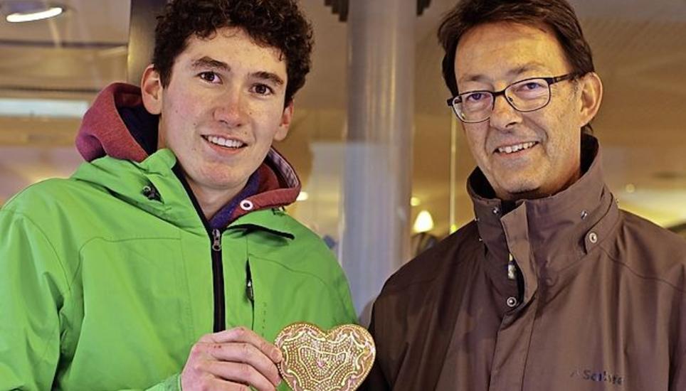 Seit fünf Uhr morgens waren Marco Roost (l.) und Laurent Perriraz von der Confiserie Reber gestern im Einsatz. Vor dem Ladenlokal verzierten sie Lebkuchenherzen und verkauften sie an die Marktbesucher. Bilder: Luca Miozzari