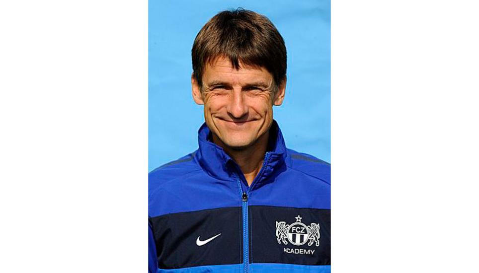 Der ehemalige Trainer des FC Zürich ist momentan ohne Anstellung und hat Schaffhauser Vergangenheit.