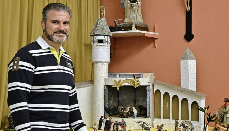 Angelo Zuzolo präsentiert die noch nicht ganz fertige Munotkrippe der Männergruppe San Giuseppe.Bild Gregory von Ballmoos