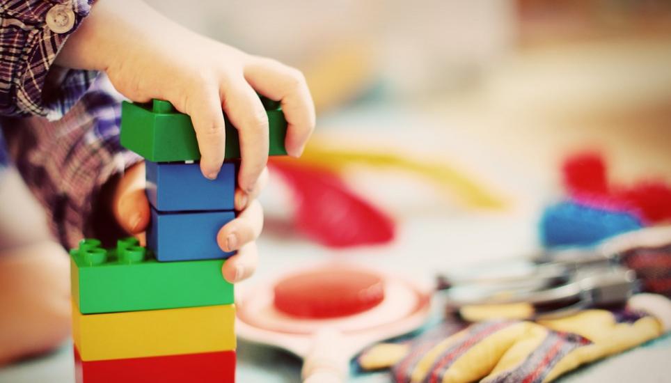 Im Streit um die Löhne der Kindergärtnerinnen will die Regierung eventuell vors Bundesgericht ziehen. Bild: Pixabay