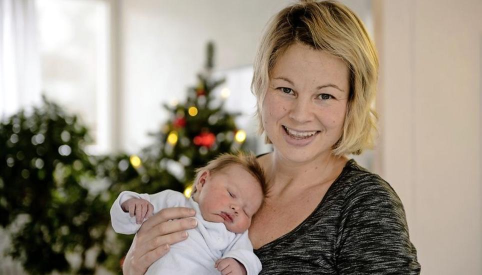 Die glückliche Mutter Lisa Modig mit ihrem «Christkind» Amanda Magdalena Modig in den Armen. Schon heute dürfen die beiden das Kantonsspital wieder verlassen und nach Hause gehen. Bild: Selwyn Hoffmann