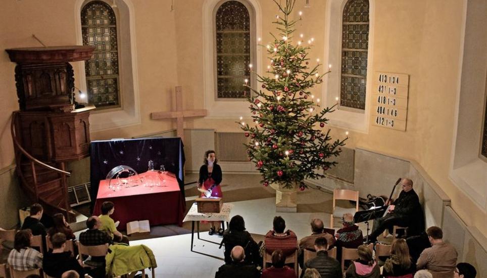 Die Niederer-Weihnachtskrippe aus Glas (auf dem roten Tisch) wurde in der Christnachtfeier in der Kirche Dörflingen von Pfarrerin Kati Rechsteiner in ihre Predigt eingebettet. Bild: Selwyn Hoffmann