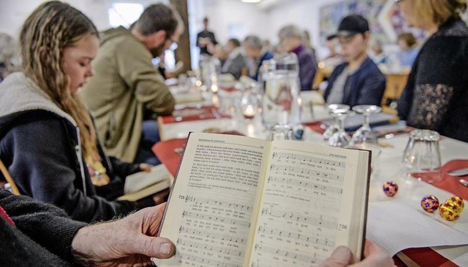 Keine Weihnachten ohne die vertrauten Weihnachtslieder: In der «Wiehnachts- Stubete für alli» wurde fleissig gesungen.Bild Selwyn Hoffmann