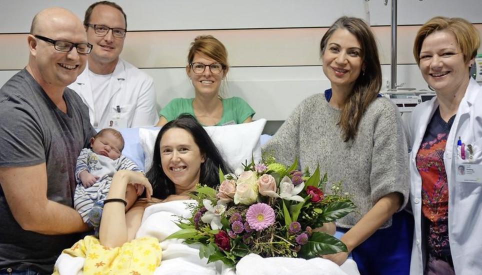 Lucas Samuel Hoy ist eines der 901 Kinder, welche 2016 im Kantonsspital Schaffhausen zur Welt kamen. Er liegt in den Armen seines Vaters Steven Hoy, die Mutter ist Catherine Parry. Bild zvg