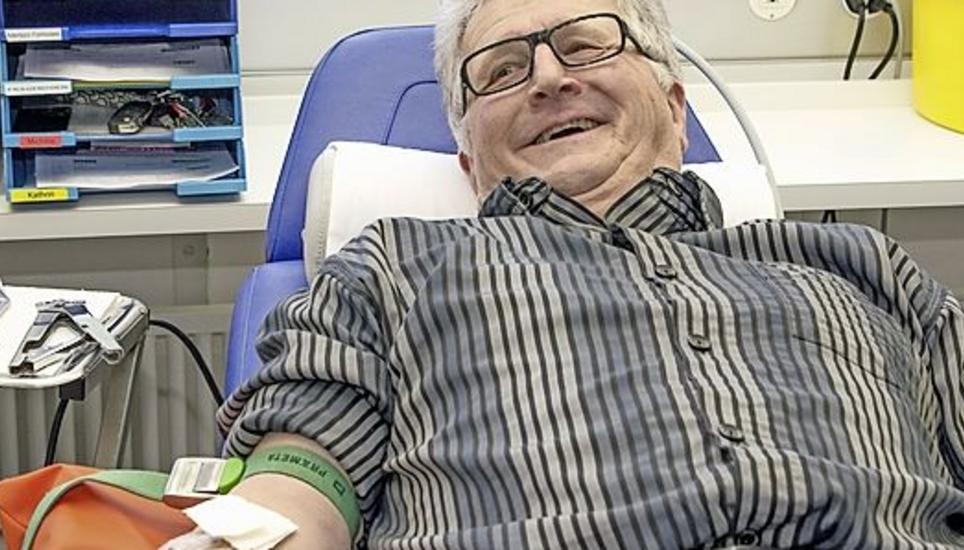 Eugen Buchter beim Blutspenden
